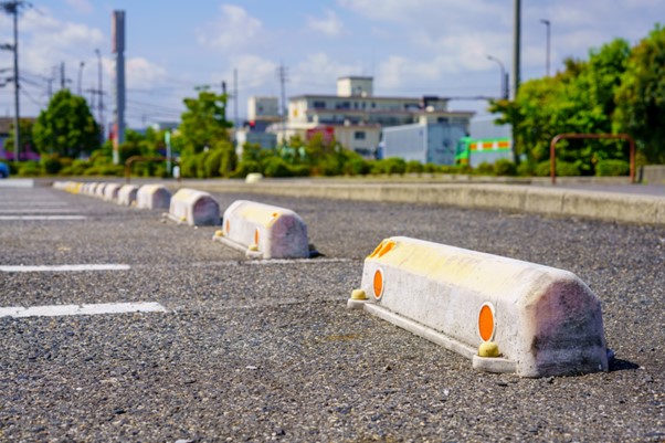 車止めの設置位置や間隔は決められている？車止めの種類や設置方法まで 